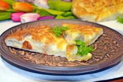 Рецепт - ХАЧАПУРИ ПО-МЕГРЕЛЬСКИ - Шаг 15 -  Перед подачей нарежьте сырную лепешку на порционные куски. Украсьте свежей зеленью. Зовите домашних к столу.