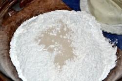 Рецепт - ХАЧАПУРИ ПО-МЕГРЕЛЬСКИ - Шаг 2 -  Обязательно просейте муку, чтоб обогатить ее кислородом. Тогда выпечка получится пышной и воздушной. Всыпьте в муку быстродействующие дрожжи. На всякий случай просейте муки больше, чем указано. Она понадобится нам для раскатки теста. Также возможно придется добавить и в само тесто, чтобы добиться нужной эластичной консистенции.