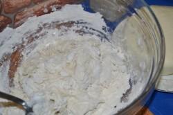 Рецепт - ХАЧАПУРИ ПО-МЕГРЕЛЬСКИ - Шаг 3 -  Влейте в муку теплую кипяченную воду, размешивая смесь. Добавьте соль и сахар. Замешайте вязкое тесто. Когда оно немного схватится, влейте растительное рафинированное масло.