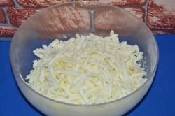 Рецепт - ХАЧАПУРИ ПО-МЕГРЕЛЬСКИ - Шаг 6 -  Пока тесто «отдыхает», приготовьте начинку. Натрите сыр сулугуни на крупной терке или прокрутите через мясорубку, кому как удобнее.
