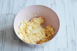 Рецепт - ДОМАШНИЕ ХАЧАПУРИ С СЫРОМ НА КЕФИРЕ - Шаг 10 -  ч. л. сахара.