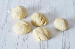 Рецепт - ДОМАШНИЕ ХАЧАПУРИ С СЫРОМ НА КЕФИРЕ - Шаг 11 -  Муку смешать с сахаром и солью.