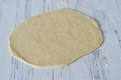 Рецепт - ДОМАШНИЕ ХАЧАПУРИ С СЫРОМ НА КЕФИРЕ - Шаг 12 -  В кефир всыпать соду и перемешать