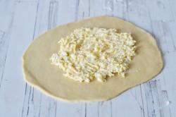 Рецепт - ДОМАШНИЕ ХАЧАПУРИ С СЫРОМ НА КЕФИРЕ - Шаг 13 -  Яйцо взбить вилкой.