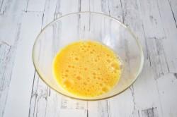 Рецепт - ДОМАШНИЕ ХАЧАПУРИ С СЫРОМ НА КЕФИРЕ - Шаг 4 -  1 яйцо