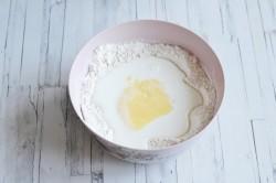 Рецепт - ДОМАШНИЕ ХАЧАПУРИ С СЫРОМ НА КЕФИРЕ - Шаг 5 -  1 ст. л. растительного масла