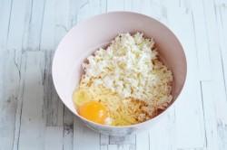 Рецепт - ДОМАШНИЕ ХАЧАПУРИ С СЫРОМ НА КЕФИРЕ - Шаг 9 -  ½