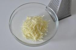 Рецепт - ЛЕНИВЫЕ ХАЧАПУРИ С СЫРОМ НА СКОВОРОДЕ - Шаг 2 -  Сыр натереть на крупной терке.