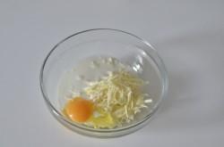 Рецепт - ЛЕНИВЫЕ ХАЧАПУРИ С СЫРОМ НА СКОВОРОДЕ - Шаг 3 -  Добавить яйцо.