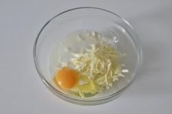 Рецепт - ЛЕНИВЫЕ ХАЧАПУРИ С СЫРОМ НА СКОВОРОДЕ - Шаг 4 -  Влить кефир. Хорошо перемешать.