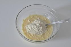 Рецепт - ЛЕНИВЫЕ ХАЧАПУРИ С СЫРОМ НА СКОВОРОДЕ - Шаг 5 -  Всыпать муку, перемешать. Тесто должно быть как густая сметана.