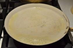 Рецепт - ЛЕНИВЫЕ ХАЧАПУРИ С СЫРОМ НА СКОВОРОДЕ - Шаг 6 -  На сковороде разогреть масло.