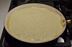 Рецепт - ЛЕНИВЫЕ ХАЧАПУРИ С СЫРОМ НА СКОВОРОДЕ - Шаг 7 -  Распределить тесто по сковороде.