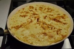 Рецепт - ЛЕНИВЫЕ ХАЧАПУРИ С СЫРОМ НА СКОВОРОДЕ - Шаг 9 -  Перевернуть и дожарить хачапури с другой стороны.