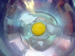 Рецепт - ХАЧАПУРИ ИМЕРЕТИНСКИЕ - Шаг 1 - Готовим тесто. В миску вбиваем яйцо, всыпаем соду, соль, сахар.