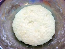 Рецепт - ХАЧАПУРИ ИМЕРЕТИНСКИЕ - Шаг 4 -  Замешиваем не крутое мягкое тесто. Вливаем растительное масло и вмешиваем его в тесто. Формируем из теста шар, накрываем его пищевой пленкой и оставляем отдохнуть на полчаса.