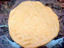 Рецепт - ХАЧАПУРИ ИМЕРЕТИНСКИЕ - Шаг 5 -  Стол и руки смазываем растительным маслом. Тесто разминаем руками в лепешку.