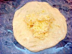 Рецепт - ХАЧАПУРИ ИМЕРЕТИНСКИЕ - Шаг 6 -  Для начинки оба вида сыра натираем на терке. В середину лепешки выкладываем начинку.
