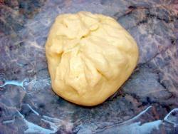 Рецепт - ХАЧАПУРИ ИМЕРЕТИНСКИЕ - Шаг 7 -  Тесто собираем вокруг начинки в шар и защипываем.