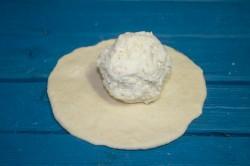 Рецепт - ХАЧАПУРИ НА КЕФИРЕ НА СКОВОРОДЕ - Шаг 10 -  Начинку также делим на 4 равные части и руками формируем в плотный шар. Правильные пропорции хачапури - теста и начинки должно быть примерно одинаковое количество