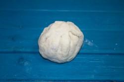 Рецепт - ХАЧАПУРИ НА КЕФИРЕ НА СКОВОРОДЕ - Шаг 11 -  Защипываем края по кругу как бы в мешочек, затем аккуратно сплющиваем руками