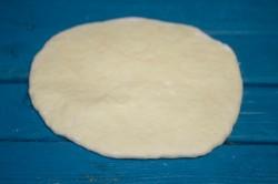 Рецепт - ХАЧАПУРИ НА КЕФИРЕ НА СКОВОРОДЕ - Шаг 12 -  Далее раскатываем скалкой - толщину хачапури выбираем кто как любит