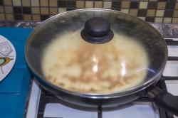 Рецепт - ХАЧАПУРИ НА КЕФИРЕ НА СКОВОРОДЕ - Шаг 13 -  Жарим хачапури под крышкой на сухой сковороде с двух сторон