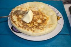 Рецепт - ХАЧАПУРИ НА КЕФИРЕ НА СКОВОРОДЕ - Шаг 14 -  Готовые хачапури смазываем сливочным маслом