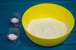 Рецепт - ХАЧАПУРИ НА КЕФИРЕ НА СКОВОРОДЕ - Шаг 2 -  Приготовить тесто очень просто - муку смешиваем с солью и содой