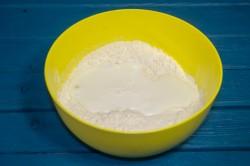 Рецепт - ХАЧАПУРИ НА КЕФИРЕ НА СКОВОРОДЕ - Шаг 3 -  Вливаем кефир и замешиваем тесто