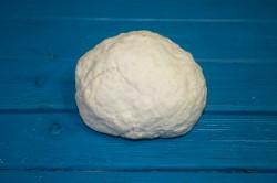 Рецепт - ХАЧАПУРИ НА КЕФИРЕ НА СКОВОРОДЕ - Шаг 4 -  Готовому тесту в идеале нужно дать немного отлежаться - оно станет более податливым, эластичным и и ним будет легче работать