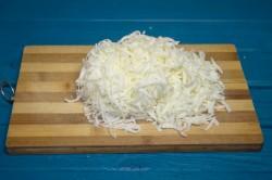 Рецепт - ХАЧАПУРИ НА КЕФИРЕ НА СКОВОРОДЕ - Шаг 5 -  Начинка готовится тоже в 2 счета - сулугуни трем