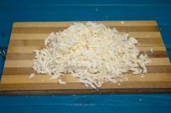 Рецепт - ХАЧАПУРИ НА КЕФИРЕ НА СКОВОРОДЕ - Шаг 6 -  Адыгейский сыр также трем, сорта сыра можно брать по своему усмотрению, получится немного другой, но не менее интересный вкус