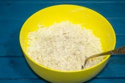 Рецепт - ХАЧАПУРИ НА КЕФИРЕ НА СКОВОРОДЕ - Шаг 7 -  Смешиваем оба вида сыра, солим, перчим