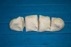 Рецепт - ХАЧАПУРИ НА КЕФИРЕ НА СКОВОРОДЕ - Шаг 8 -  Тесто делим на 4 равные части