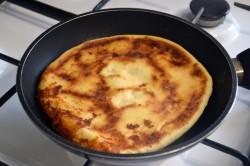 Рецепт - ХАЧАПУРИ С ТВОРОГОМ И СЫРОМ НА СКОВОРОДЕ - Шаг 10 -  Выложить лепешку на разогретую сковороду и выпекать под крышкой до золотистого цвета. Готовые хачапури смазать сливочным маслом.