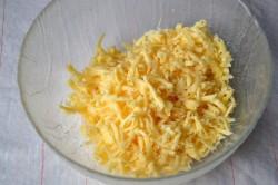 Рецепт - ХАЧАПУРИ С ТВОРОГОМ И СЫРОМ НА СКОВОРОДЕ - Шаг 5 -  Для начинки сыр натереть на крупной терке.