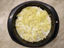 Рецепт - ХАЧАПУРИ ИЗ ЛАВАША С СЫРОМ В ДУХОВКЕ - Шаг 10 -  Накрыть вторым вырезанным кругом, залить оставшейся заливкой и посыпать оставшейся частью натертого сыра. Выпекать хачапури в заранее разогретой до двухсот градусов духовке в течение двадцати минут. Пока сыр не расплавится и не образуется аппетитная сырная корочка.