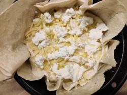 Рецепт - ХАЧАПУРИ ИЗ ЛАВАША С СЫРОМ В ДУХОВКЕ - Шаг 8 -  Далее распределить третью часть натертого сыра и вторую половину брынзы.