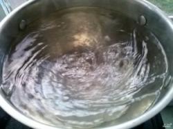 Рецепт - Хинкали - Шаг 11 -  Закипятите воду, посолите. Размешайте воду так, чтобы был водоворот.