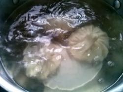 Рецепт - Хинкали - Шаг 12 -  Опускайте хинкали по одному и продолжайте помешивать деревянной лопаткой, чтобы они не слиплись.