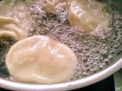 Рецепт - Хинкали - Шаг 13 -  Варите на сильном огне в течение 15-20 минут, пока они не всплывут хвостиками вниз.