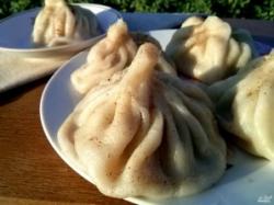 Рецепт - Хинкали - Шаг 14 -  Выловите хинкали с помощью шумовки, посыпьте черным перцем и подавайте к столу. Приятного аппетита!