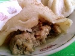 Рецепт - Хинкали - Шаг 15 -  Едят хинкали руками, держа за хвостик. Осторожно откусывают сбоку и выпивают мясной бульон, хвостик оставляют.