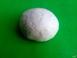 Рецепт - Хинкали - Шаг 3 -  Замесите тугое пластичное тесто. Накройте его и оставьте в холодном месте. Тем временем займитесь начинкой.