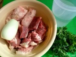 Рецепт - Хинкали - Шаг 4 -  Для фарша возьмите говядину с жирком, большую луковицу и холодную воду.