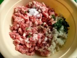 Рецепт - Хинкали - Шаг 5 -  Мясо перекрутите на мясорубке через крупную решетку. Измельчите лук, кинзу. Посолите по вкусу, добавьте перец и зиру. Фарш тщательно вымесите.