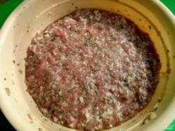 Рецепт - Хинкали - Шаг 6 -  Чтобы начинка для хинкали была сочной, в фарш добавляют достаточно большое количество воды. Фарш еще раз тщательно вымесите и поставьте в холодное место на полчаса.