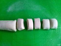 Рецепт - Хинкали - Шаг 7 -  Из теста скатайте колбаску и разрежьте на равные 15-17 кусочков, примерно по 40г.