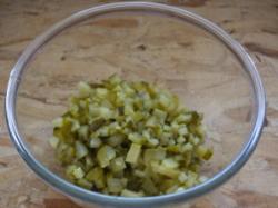 Рецепт - Салат Оливье - Шаг 1 - Маринованные огурцы нарезать кубиком.